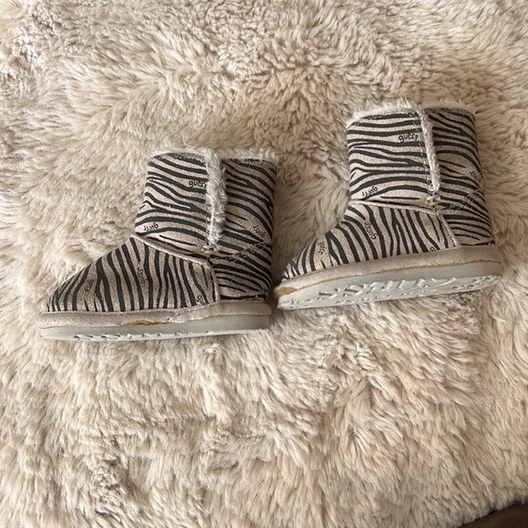 Guess baby shoes boots zebra layette size 3 EUC with original box - Picture 4 of 8